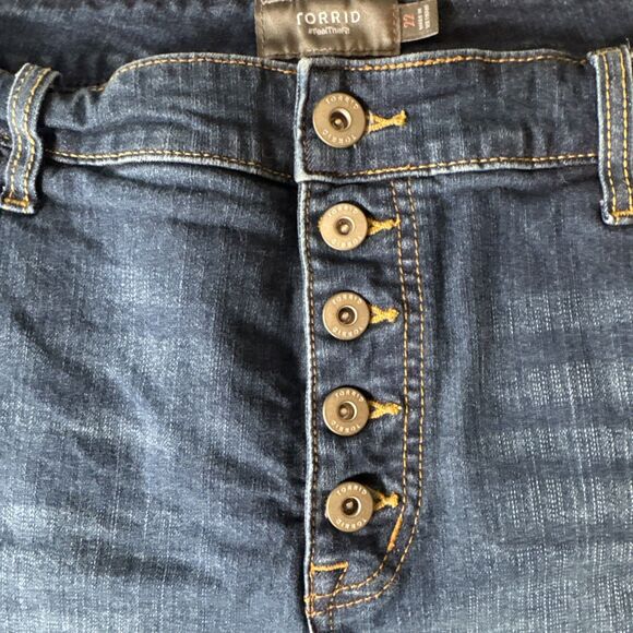 Torrid Feel The Fit Button Fly Cuffed Frayed‎ Look Stretchy Denim Shorts Size 22 - Picture 2 of 12